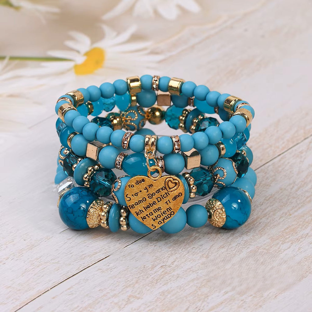 Ensemble de bracelets bleu turquoise et doré sur fond clair