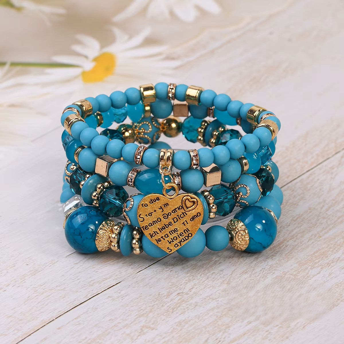 Ensemble de bracelets bleu turquoise et doré sur fond clair