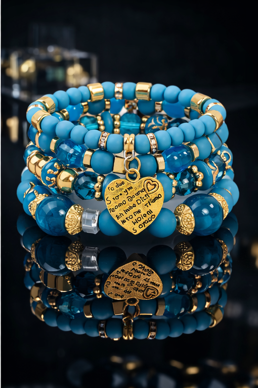 Ensemble de bracelets bleu turquoise et doré sur fond noir