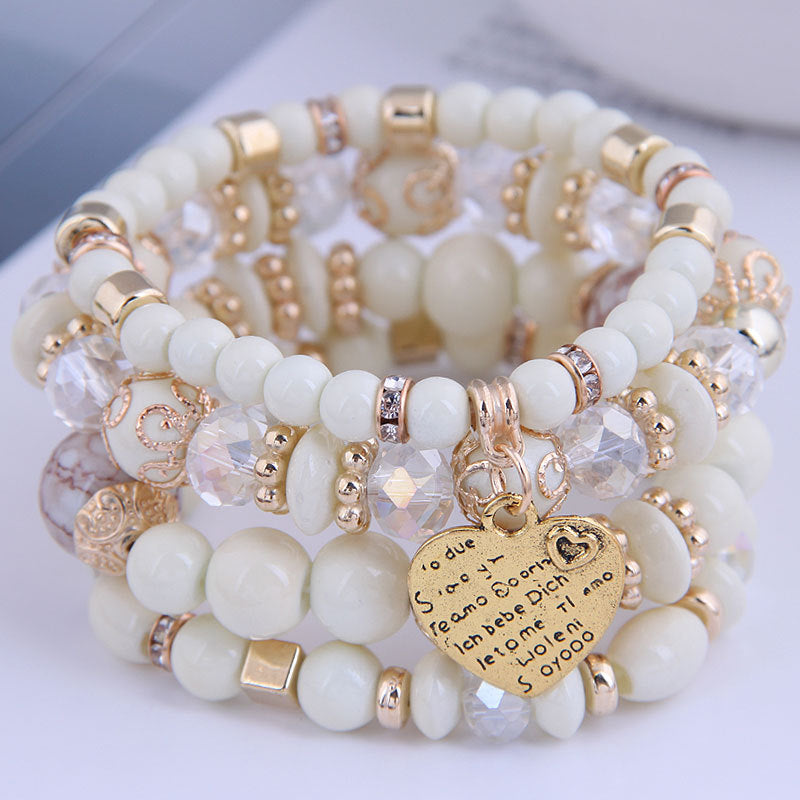 Ensemble de 4 bracelets multirangs blancs avec perles, détails dorés et pendentif cœur