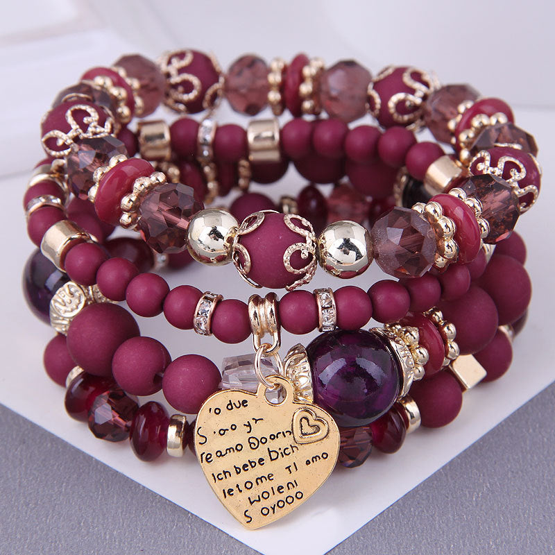 Ensemble de 4 bracelets multirangs bordeaux avec perles, détails dorés et pendentif cœur