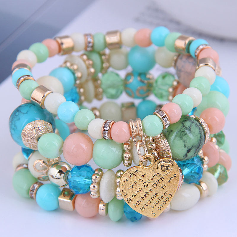 Ensemble de 4 bracelets multirangs multicolores pastel avec perles, détails dorés et pendentif cœur