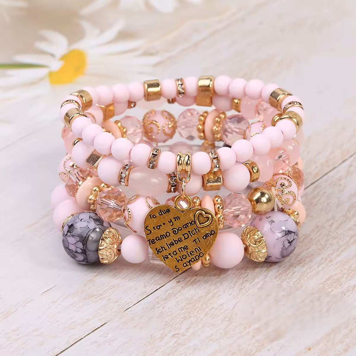 Ensemble de bracelets rose et doré sur décor clair