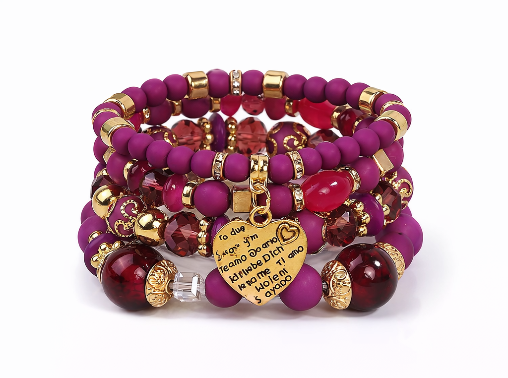 Ensemble de quatre bracelets fuchsia et dorés avec pendentif cœur, vue de face
