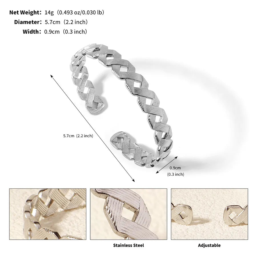 Bracelet manchette argenté ouvert à maillons géométriques entrelacés ; l’image indique 5,7 cm de diamètre et 0,9 cm de largeur
