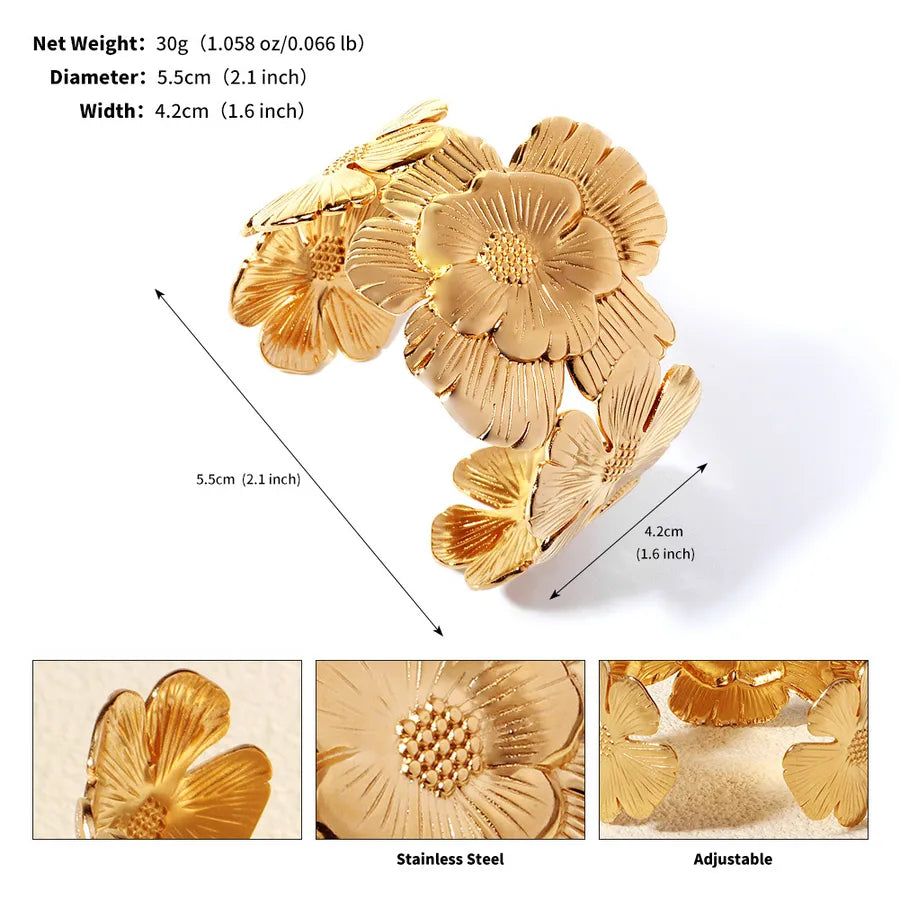 Bracelet manchette doré ajustable à fleurs superposées ; l’image indique 5,5 cm de diamètre et 4,2 cm de largeur