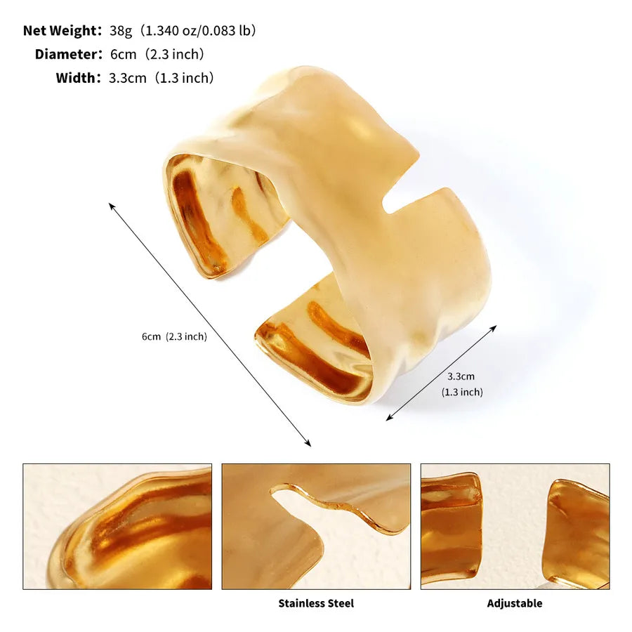 Bracelet manchette doré ouvert, à surface lisse et forme ondulée ; l’image indique 6 cm de diamètre et 3,3 cm de largeur