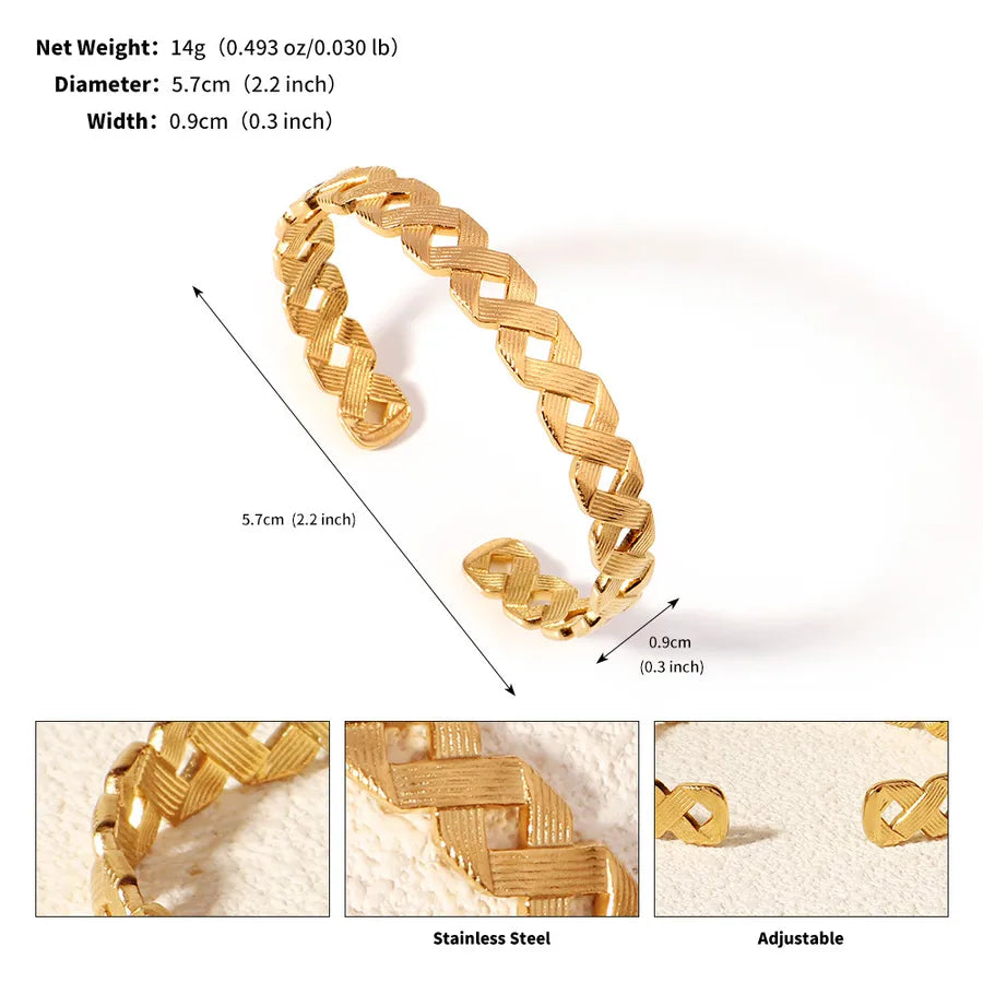 Bracelet manchette doré ouvert à maillons géométriques entrelacés ; l’image indique 5,7 cm de diamètre et 0,9 cm de largeur