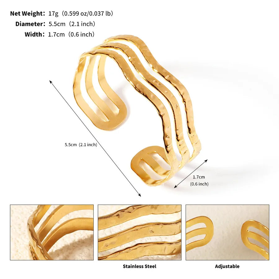 Bracelet manchette doré ouvert à trois lignes ondulées ; l’image indique 5,5 cm de diamètre et 1,7 cm de largeur